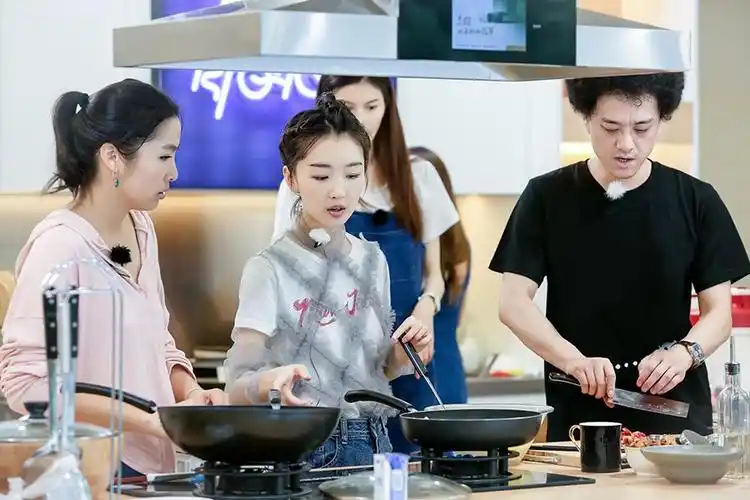 《青春旅社》周冬雨赵英俊好友相聚欢乐多 放飞自我上演"东北偶像剧"