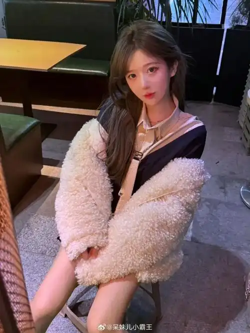 呆妹儿称自己要留在斗鱼做一姐,不换平台的原因是钱可以少赚,但是不能