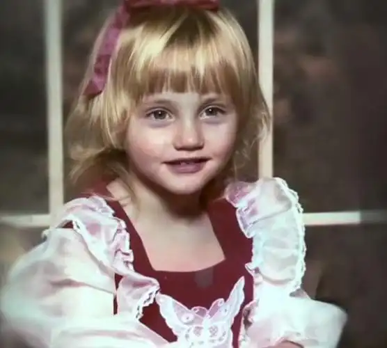 她于1978年12月2日生下女儿,取名叫arlena阿林娜,要比患病女孩kim晚