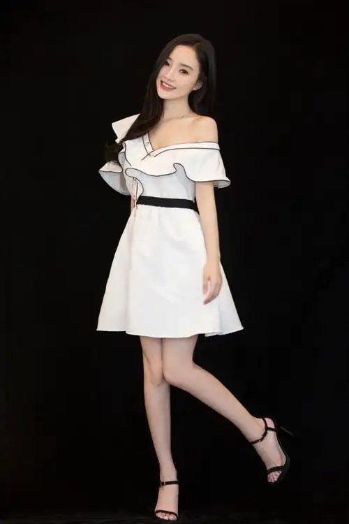 老公拼命拍戏赚钱,她却一双鞋20万夜约嘻哈,36岁生下一女仍美艳