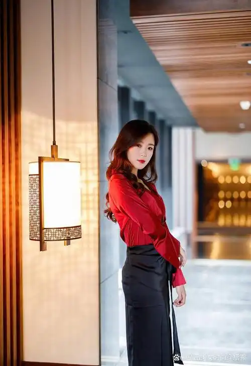 温柔而不失个性的精致女人通勤穿搭,举手投足间从容自信