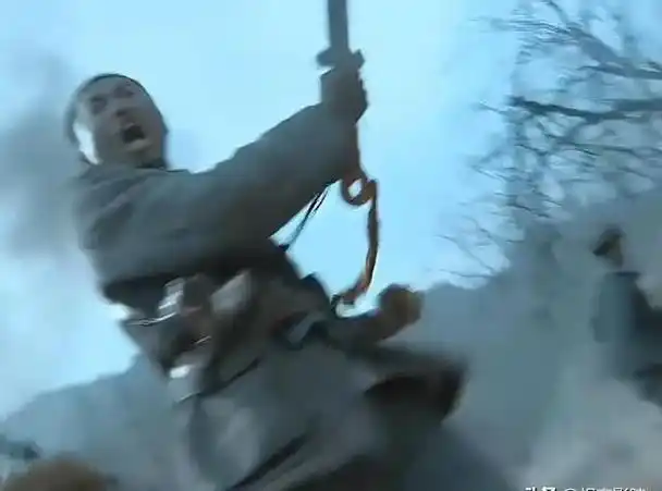 这支八路军队伍在经历数轮猛烈的攻击后,依然屹立不倒,甚至以惊人的