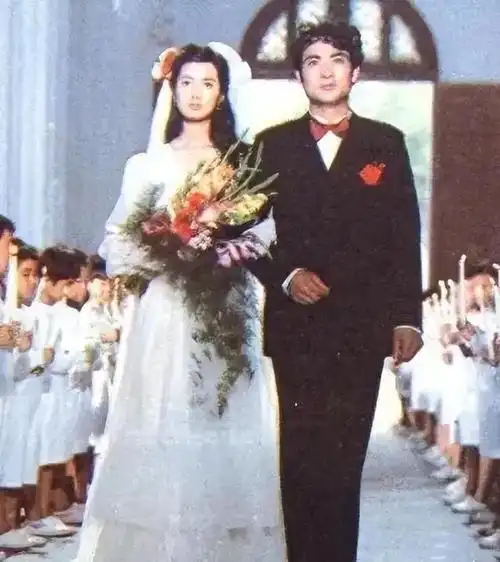 演员李芸:与前夫离婚后,再婚嫁小提琴家,儿女双全