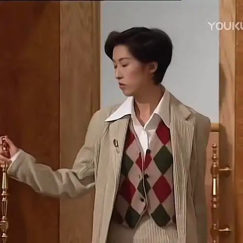 发一些郭蔼明在笑看风云里的穿搭