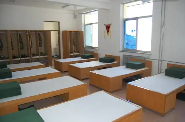 求能当背景的兵营图片!