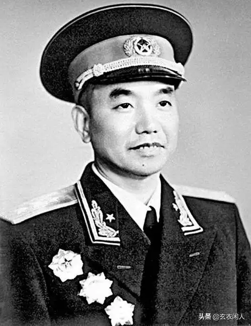 萧克,时年48岁,湖南嘉禾泮人 国防部副部长,中国人民解放军训练总监部