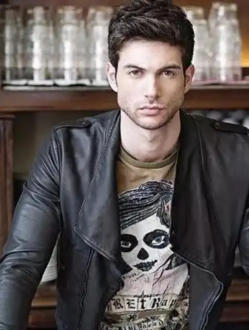 男生方脸发型脸方的男生适合什么发型