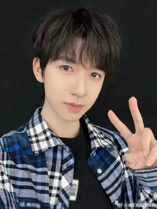 贺峻霖比赞自拍##ip风向标