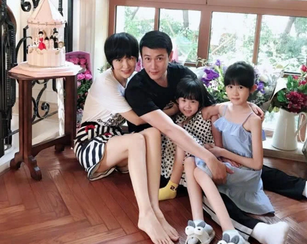 陆毅晒全家福为妻子庆生一家四口满屏大长腿