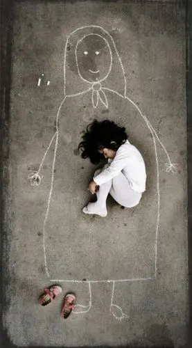 想像着,在妈妈温暖的怀里睡着了让大家认为这是小女孩自己的行为,其实