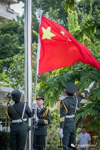广东高校的护旗手们!_国旗