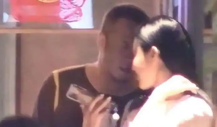 可就在杨坤名声大噪之时,有人挖出他与自己的学员丁丁之间的关系不