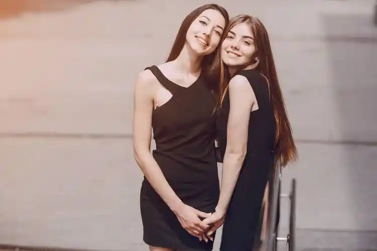 两个美丽的女孩女孩在城里走的模型和合影