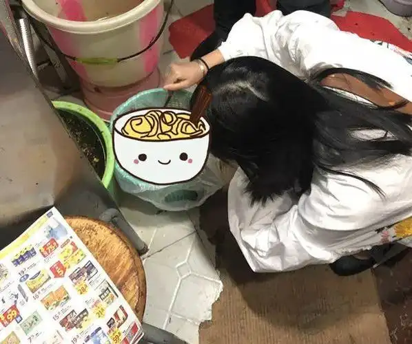 在老车坝这家店竟吃出"小强"!美女当场恶心呕吐!