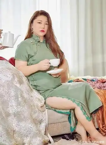 杨天真转型做"大码女装",穿旗袍大秀身材,自信满满