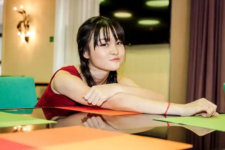 活泼调皮的小姑娘