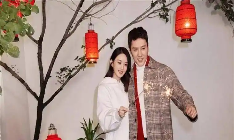 赵丽颖冯绍峰夫妻二人合体罕见同框甜蜜如初