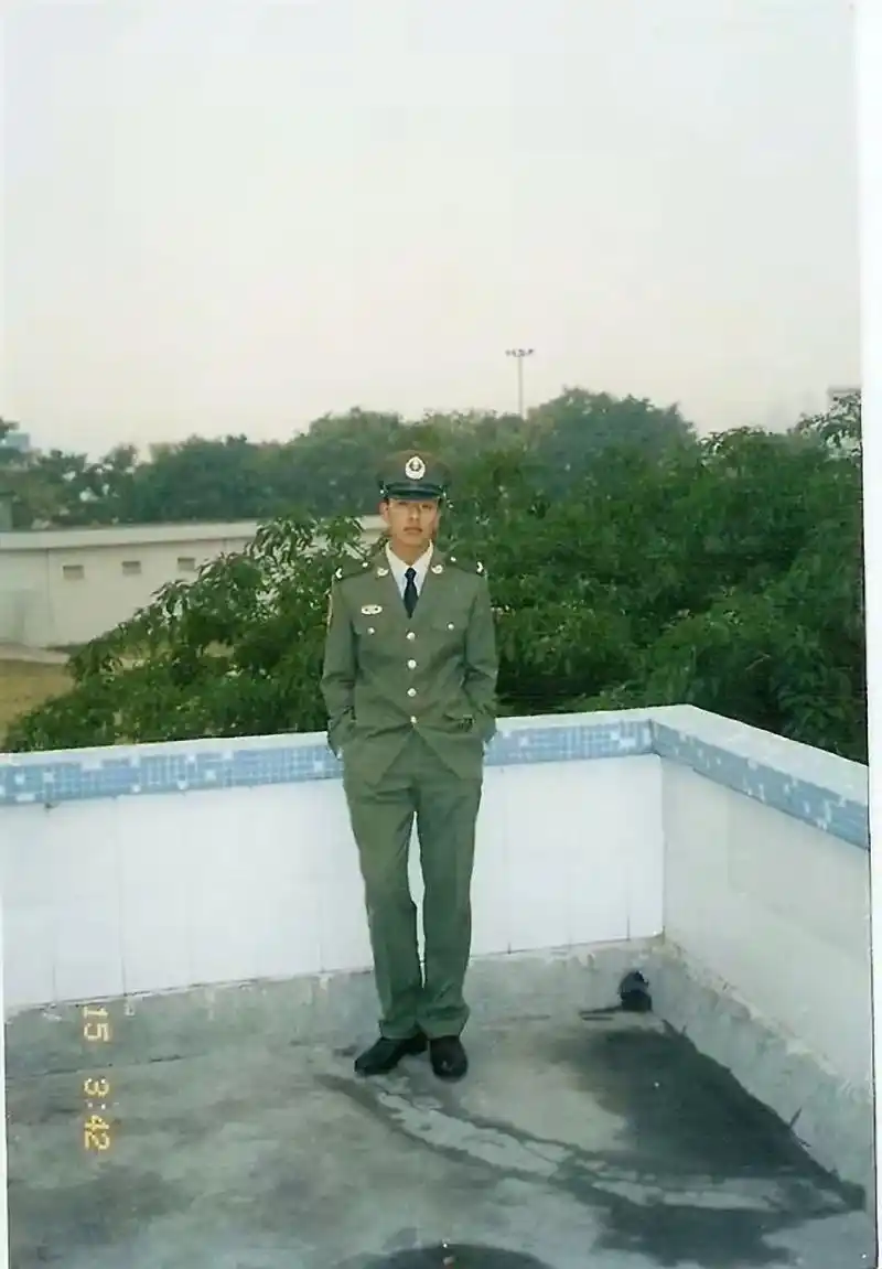 驻港老兵.一场意外让我从天上掉到地上,改变了我的一生,从此高