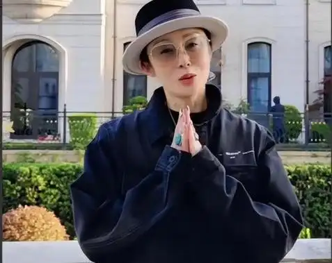 55岁张敏长居泰国看起来瘦得脱相与小10岁男友在清迈买房