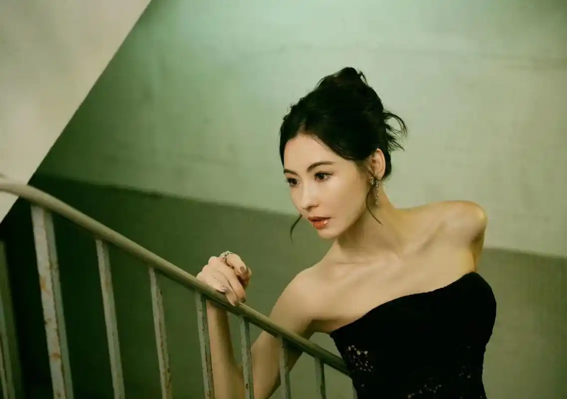 张柏芝在巴黎出席活动美到大家,穿性感礼服闪耀亮相,颜值太惊艳