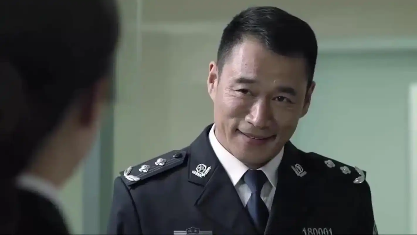 别被电视剧给骗了,因为实在难洗_警服