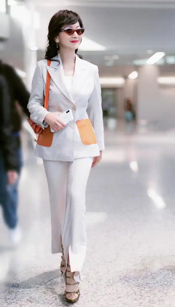 65岁赵雅芝太拼了!2980西装配长靴玩下衣失踪,11400红包更抢镜