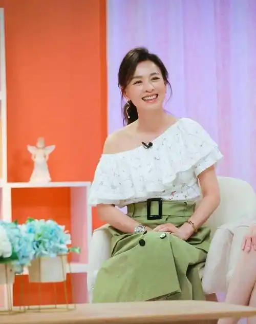 原创张庭扮美从未失手穿吊带配半身裙携老公走秀低扎马尾像25岁