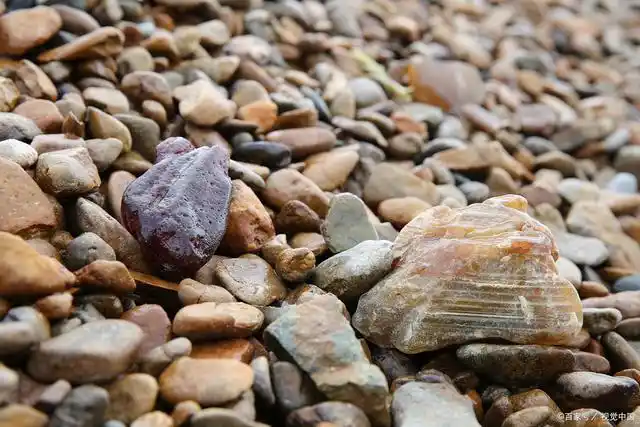 清明节野外出游,有些地方的石头不能捡,再漂亮的石头也别放卧室