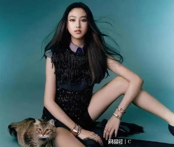 毛阿敏给女儿办成人礼, 这样18岁成熟装扮, 网友表示不合适!