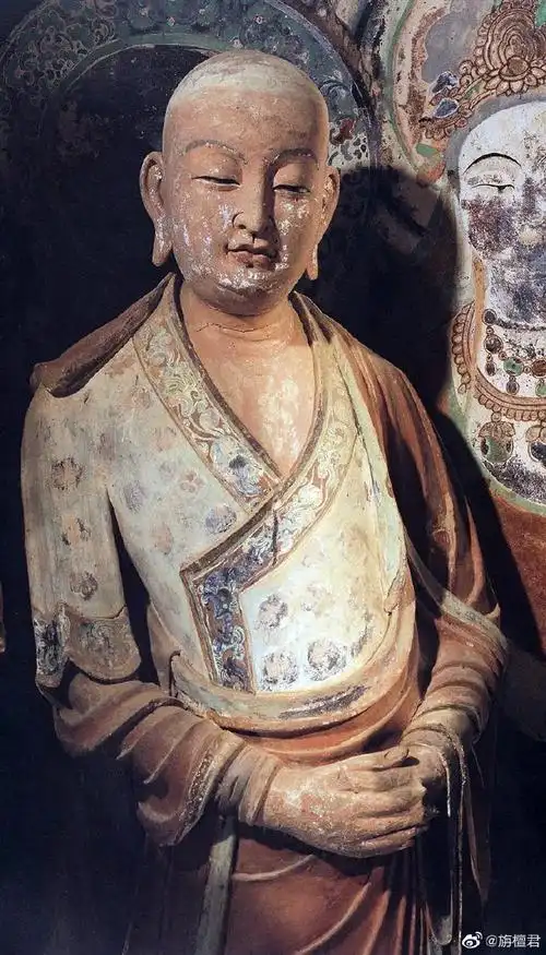 敦煌最美阿难像45窟盛唐彩塑佛弟子阿难,上身后倾,腰胯微向上侧斜挫