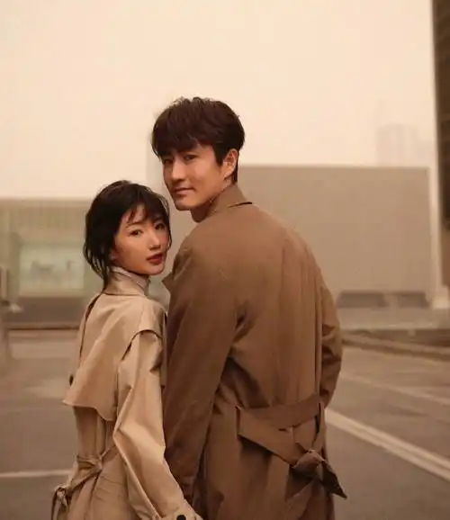 毛晓彤杨玏再度携手,宣传照堪称情侣拍照模板,网友:每次我都以为他俩