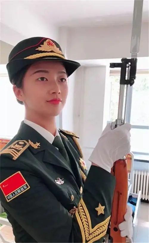 身高1米78的仪仗队女兵退役后为什么还在服务部队