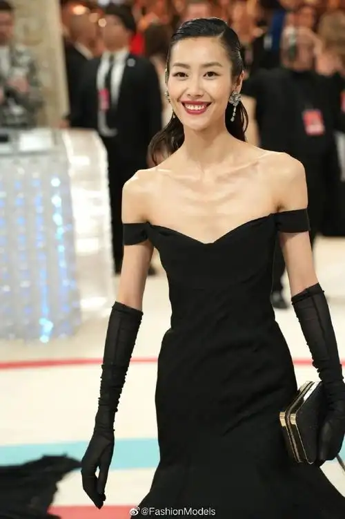 gala#的中国超模@刘雯选择了tory burch 特别定制的黑白露肩礼服,携手