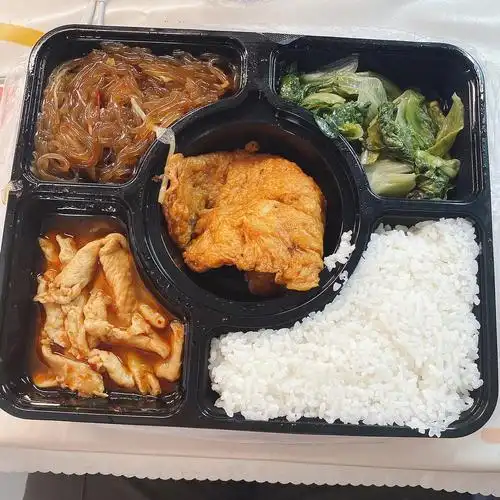 学校的10元盒饭