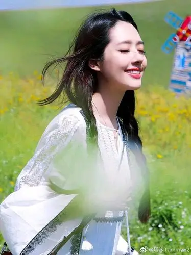 前段时间郭碧婷旧照曝光,照片中的郭碧婷留着短发,身穿衬