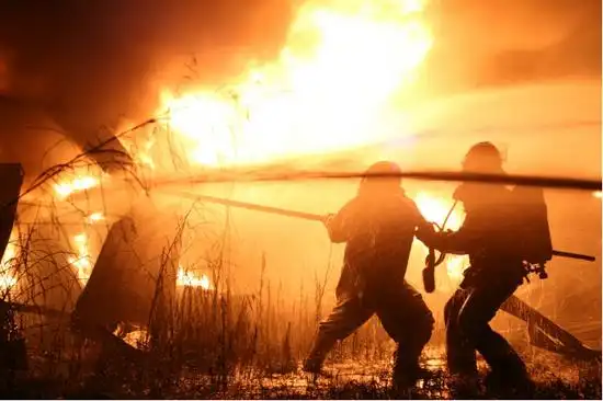 钦州市消防救援支队消防员进行火灾扑救.(资料图片)