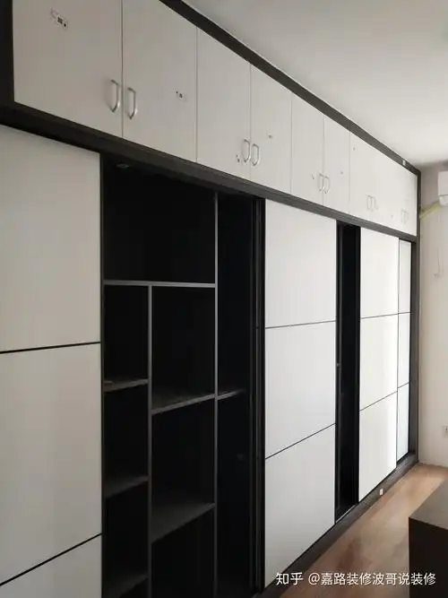 南宁嘉路装修简约风格黑白配衣柜