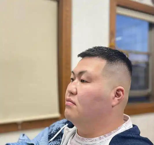 铲起的短发都很好看,胖瘦都适合,但是白发大叔剪完就大不一样了_发型