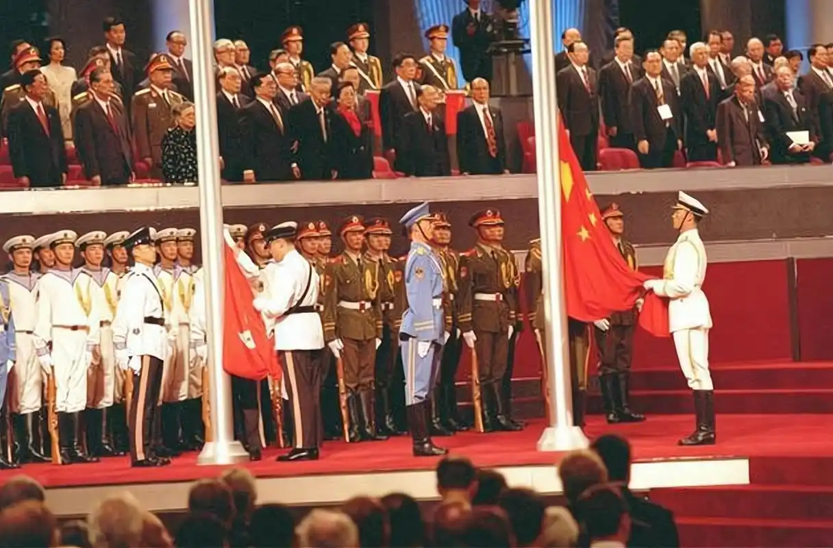 1997年香港回归当晚,英国搞小动作,升旗手朱涛:鼻里塞棉花,鼻血往嘴里