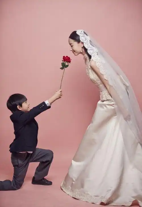 董洁和顶顶拍婚纱照透露恨嫁心儿子一句话却让董洁扎心了