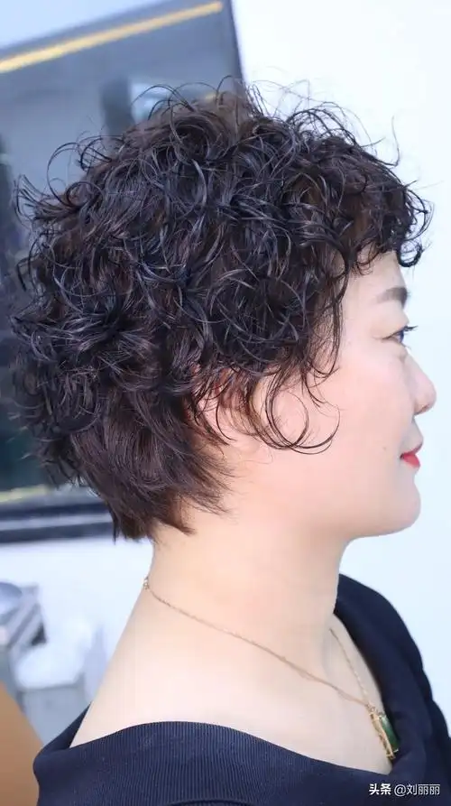 今夏最火短发来了,挂耳短发纹理烫,潮流发色就是不一样