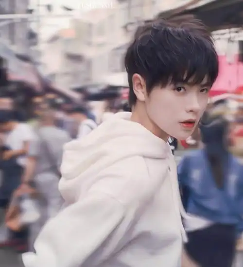 我的脸就不自觉泛起微笑哪有什么四季,遇见你,四季如春94@肖宇梁