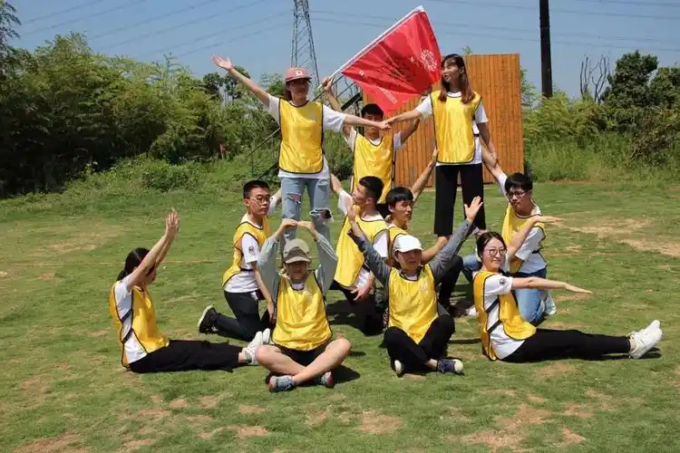 葛教练带领大家进行了分组,确定队名,口号,队标,队歌以及团队造型,并