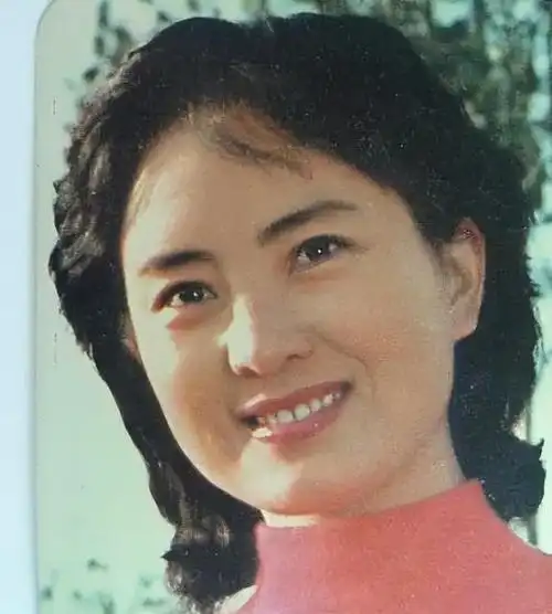 北影金花张金玲晚年活出自我打扮优雅又大方