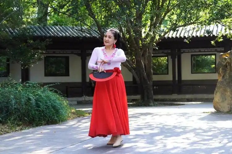 美女独自表演广场舞旗袍美人歌醉人舞步简单易学