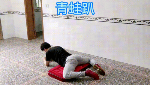 青蛙趴44.8-10个/组,3-4组.3.撑起时呼气,屈臂时吸气.2.