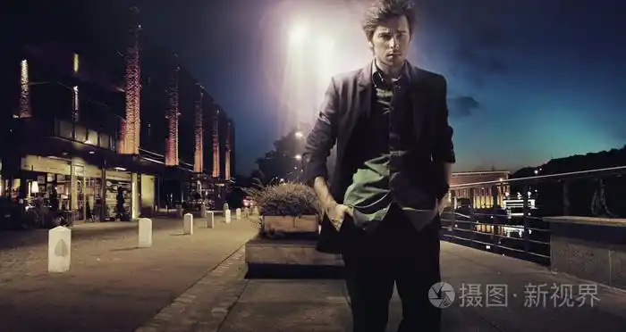 可悲的男人在晚上独自行走