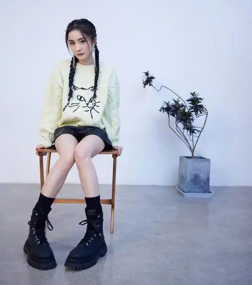 杨幂最新私服穿搭,米色毛衣搭配黑色短裤,"漫画腿"太吸睛