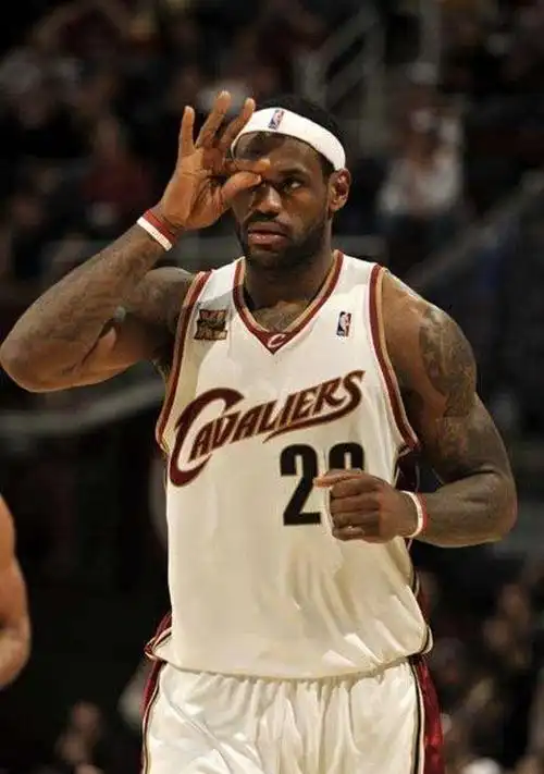 詹姆斯霸气庆祝动作,知道3个是老球迷,知道5个厉害,第1都知道