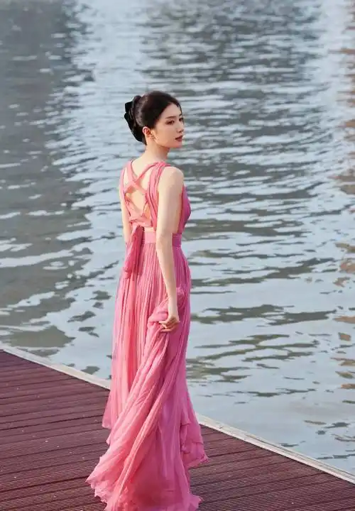 江疏影粉色深v裙写真,精致迷人,时尚撩人_湾区_气质_连衣裙